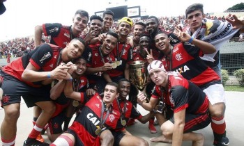 Jogadores comemoram título do Fla - Edilson Dantas / Agência O Globo  