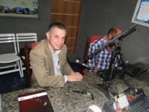 Dr. Luiz Neto no studio da Betel FM