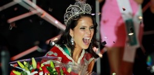 A mineira Débora Lyra, já coroada Miss Brasil 2010, comemora a conquista