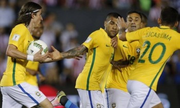 Daniel Alves, ao centro, comemora com Filipe Luis, Jonas e Lucas Lima o gol de empate do Brasil dian