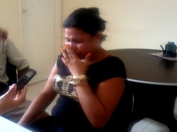 Ao lembrar do constrangimento, a dona de casa não segurou as lágrimas durante a entrevista