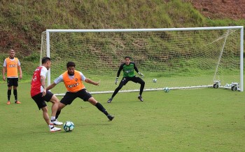 De volta ao time, Wallace marca Neilton durante o treino no Barradão 