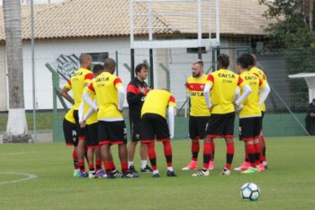 Petkovic conversa com jogadores do Vitória no CT do Figueirense, em Florianópolis 