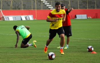 Atacante André Lima segue no time titular do Vitória contra o Paraná, no Barradão
