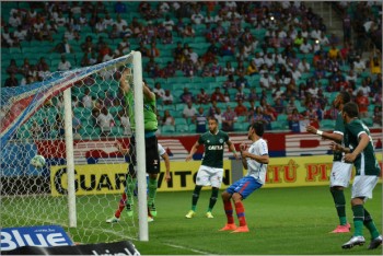 Bahia abre o placar com gol olímpico na Fonte Nova 
