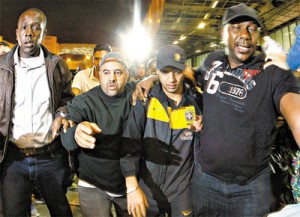 Ao desembarcar no Rio, Felipe Melo é escoltado por policiais e seguranças; torcedores o chamaram d