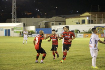 André Lima comemora o segundo gol do Vitória na partida 