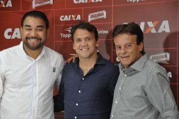 Petkovic, ao centro, é apresentado ao lado de Ivã de Almeida e Sinval Vieira