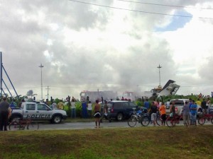 Avião caiu em terreno baldio no Recife (PE)