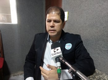 Dr. Fábio Almeida durante entrevista na Betel FM 104,9