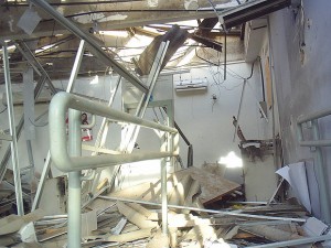 Parte do pédio do banco ficou destruída após explosões nos caixas eletrônicos 