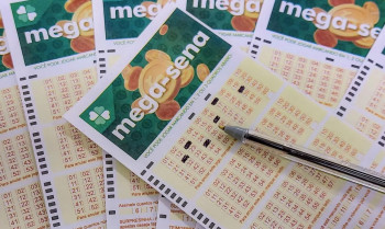Volantes da Mega Sena sendo preenchidos para apostas em casas lotéricas da Caixa