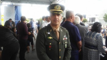 Major Kauê, comandante do Exército, participando do desfile cívico pelos 59 anos de emancipação