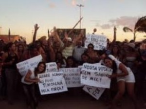 População de Abaré recebeu o prefeito com faixas e cartazes