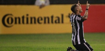 Neílton comemora o único gol do Botafogo diante do Juazeirense, em Xerém