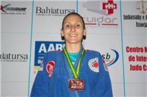 Viviane exibe orgulhosa  a medalha de bronze