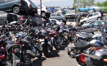 Mais de 150 lotes  devem comercializados, incluindo carros e motos.