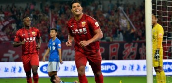 O atacante Hulk comemora um gol pelo Shanghai SIPG, da China
