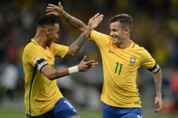 Neymar e Coutinho comemoram o primeiro gol brasileiro diante dos hermanos 