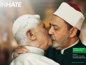 Papa Bento XVI aparentemente beijando o Imã do Cairo na boca em uma fotomontagem. (Foto: Divulgaç