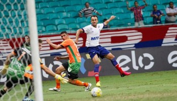 Thiago Ribeiro voltou a perder gols e foi vaiado pela torcida