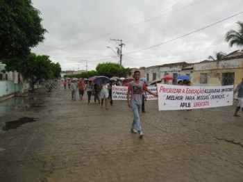 Professores fizeram passeata pelas ruas de Santa Brígida protestando o reajuste salarial e melhores