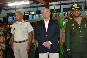 Ten Cel Osival Moreira Cardoso(E), prefeito Anilton Bastos (C) e o major Santos Filho(D)