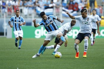 Botafogo, de branco, vence o Grêmio em Porto Alegre, termina em 5º e vai à Libertadores