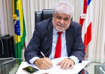 Titular do cargo, Adolfo Menezes (PSD) está em viagem ao exterior