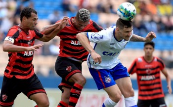 Tiago disputa jogada com jogadores do Oeste; tricolor empata e fica em 6º