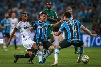 Robinho e Ramiro disputam a bola na Arena Grêmio, em Porto Alegre 