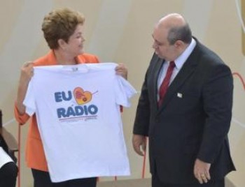 Dilma e o presidente da Abratel, Luiz Cláudio Silva Costa