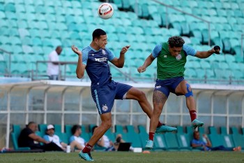 Gabriel Xavier em disputa com Jacaré durante o treino