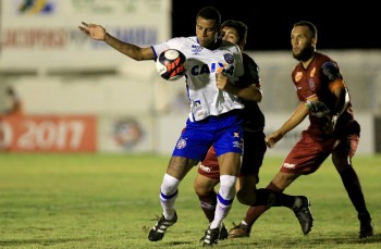 Gustavo lutou, mas não conseguiu balançar as redes