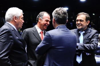 Os senadores Otto Alencar(E), Fernando Bezerra Coelho, Romero Jucá (de costas) e Walter Pìnheiro.