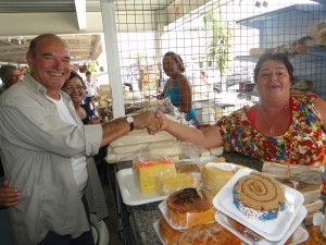 O médico prefeito e o seu vice, Jugurta Agra foram á feira  pedir o voto de quem impulsiona a econ