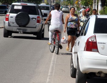 Disputa de espaço entre motos, bicicletas e pedestres se tornou um problema para quem anda em PA