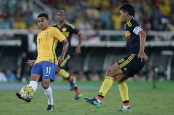 Dudu, autor do gol brasileiro, é observado por Abel Aguilar, da Colômbia durante Jogo da Amizade