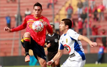 Pineda, de vermelho, foi artilheiro do Campeonato Chileno pelo Unión La Calera 