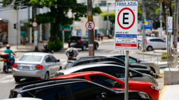 Estacionar nas vagas de Zona Azul de forma irregular pode gerar multa grave e 5 pontos na CNH