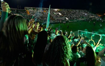 Em Chapecó e em Medellín, estádios lotados para homenagear vítimas