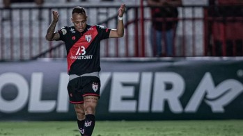 Janderson comemora gol do Atlético-GO contra o Atlético-MG