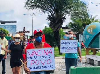 Manifestantes levantam cartazes durante protesto contra Bolsonaro em Delmiro Gouveia, AL.