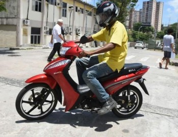 Pela nova regra, as autoescolas estão autorizadas a formar turmas mistas de aulas teóricas, com al