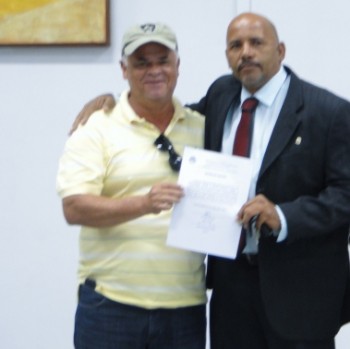 Zé Carlos(D) mostra orgulhoso o contrato da obra assinado