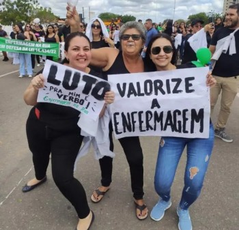 Enfermeiros fizeram protesto durante desfile da Independência  na Avenida