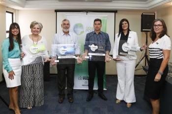 Na foto, os representantes da escola Jacson e Gilberto de Oliveira, a especialista Patrícia Peck, C