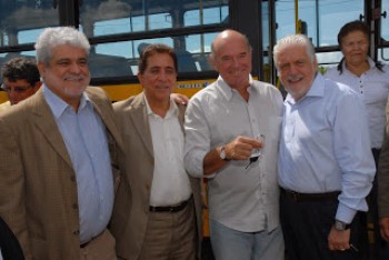 Anilton recebe as chaves do ônibus 