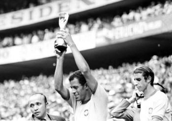 Carlos Alberto levanta a Taça Jules Rimet, enquanto é observado pelo companheiro Piazza (atrás), 