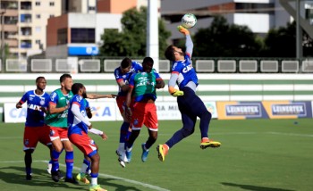 Muriel salta para defender bola em treino do Bahia. Se ele não levar gol hoje, o tricolor sobe 